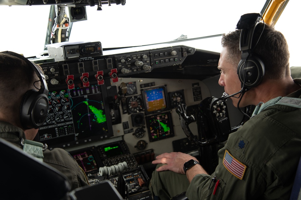 JROTC experiences a KC-135 Stratotanker refuel a C-17 Globemaster