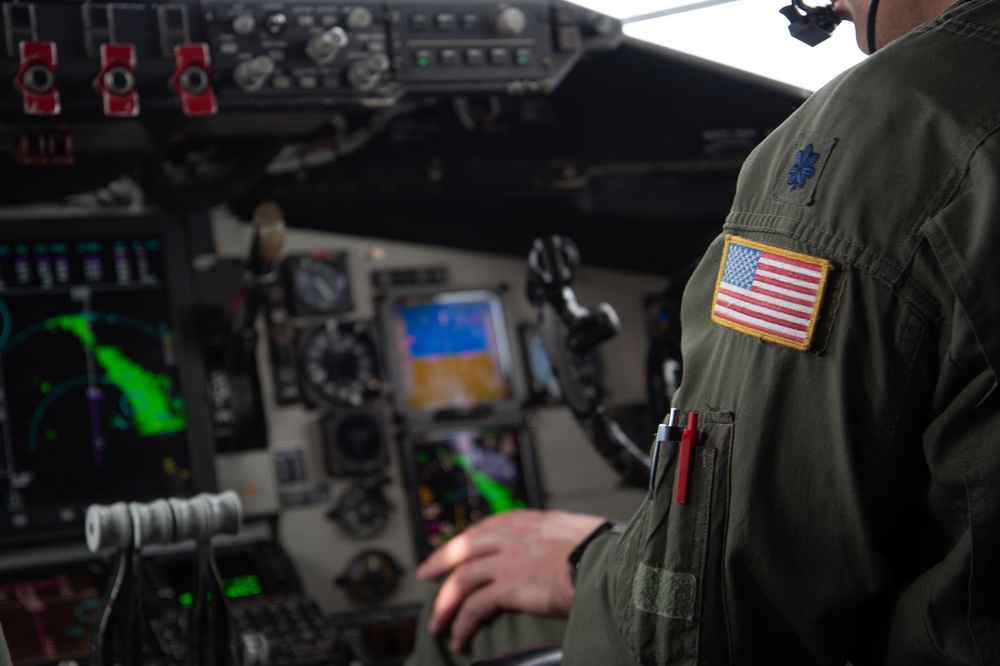 JROTC experiences a KC-135 Stratotanker refuel a C-17 Globemaster