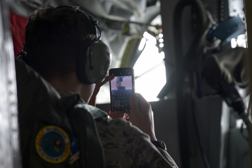 JROTC experiences a KC-135 Stratotanker refuel a C-17 Globemaster