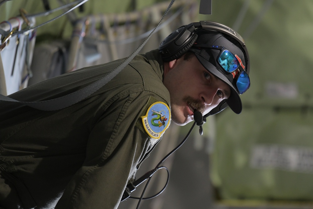 JROTC experiences a KC-135 Stratotanker refuel a C-17 Globemaster