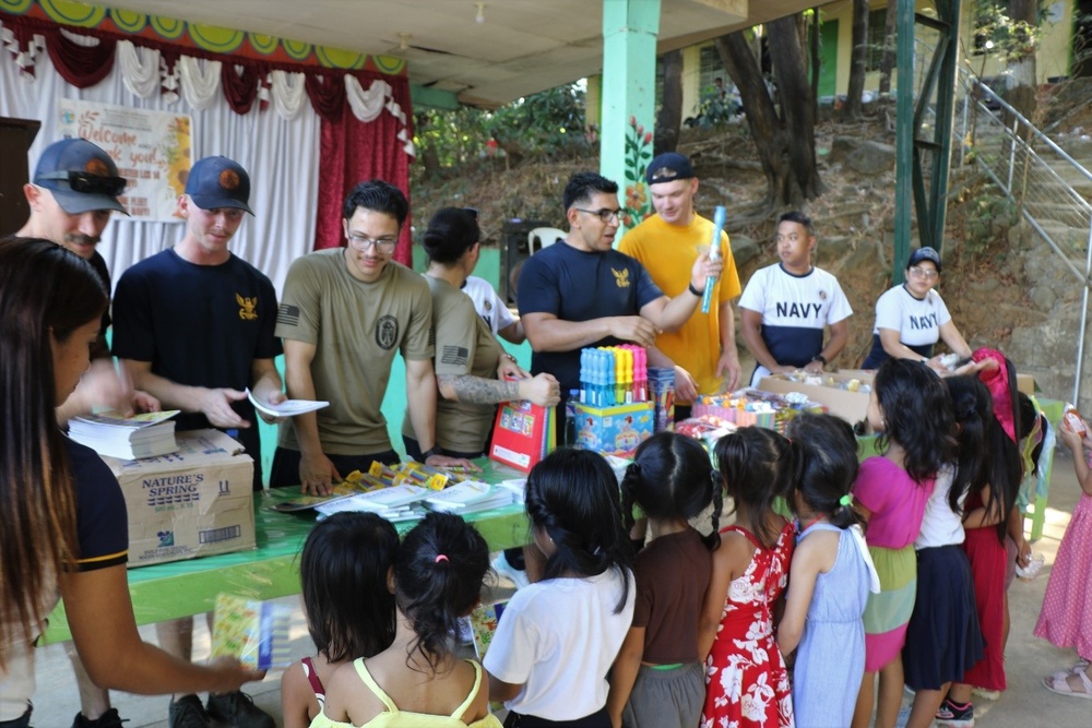 USS Manchester (LCS 14), Philippine Navy Sailors visit Agusuhin Elementary School in Subic Bay