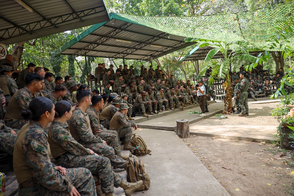 15th MEU Learns How to Survive in the Jungle