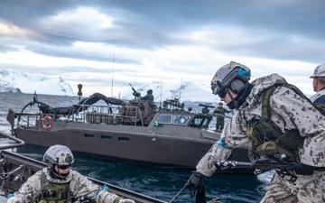 Task Force North executes amphibious landings during Exercise Steadfast Defender
