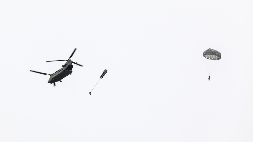 59th Aviation Troop Command Chinook supports special operations paratroopers