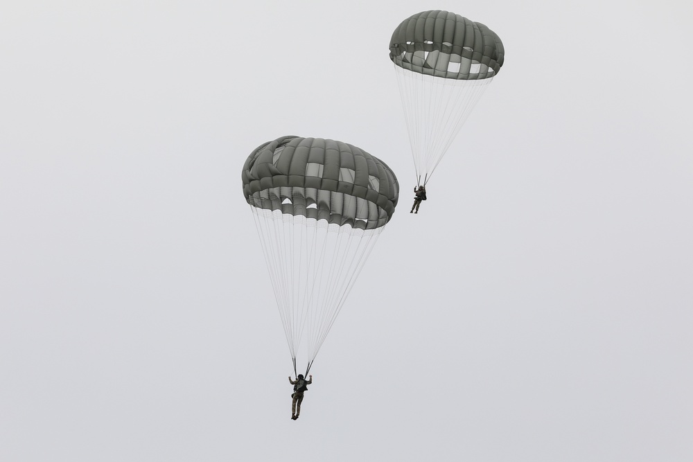 59th Aviation Troop Command Chinook supports special operations paratroopers
