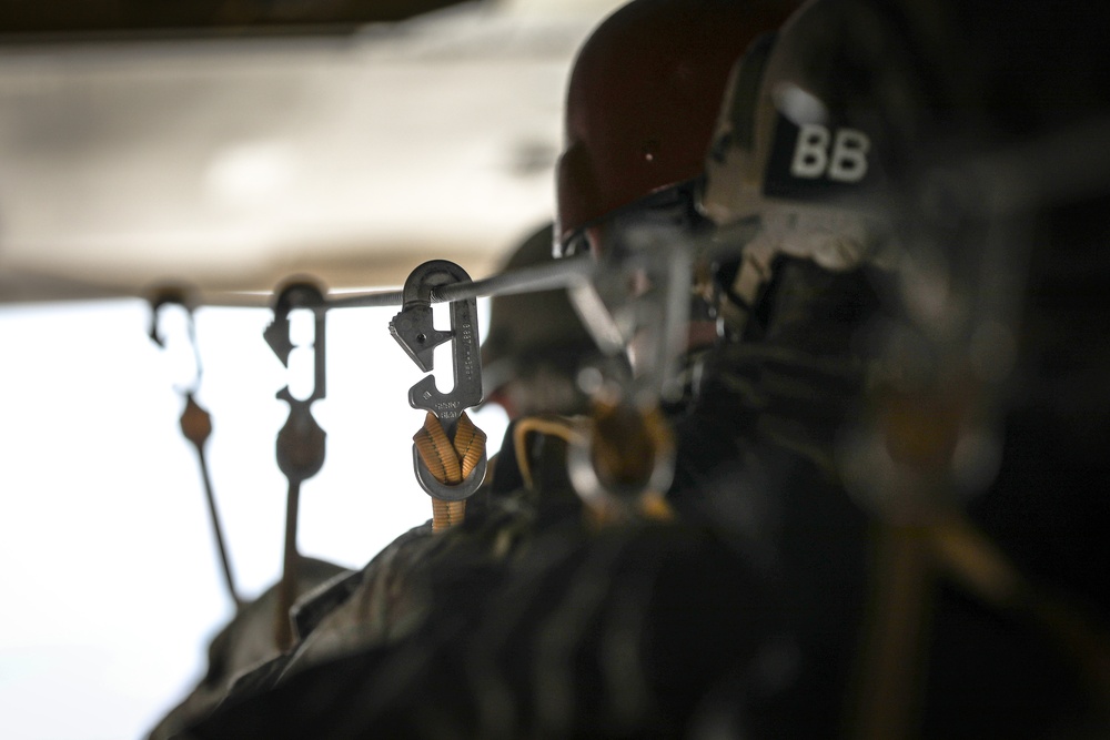 59th Aviation Troop Command Chinook supports special operations paratroopers