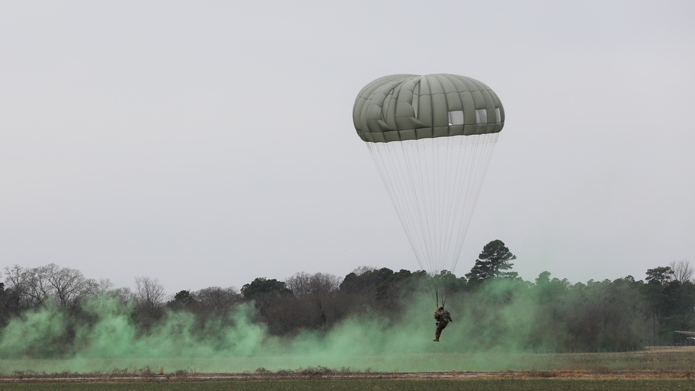 59th Aviation Troop Command Chinook supports special operations paratroopers