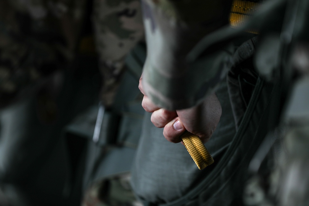 59th Aviation Troop Command Chinook supports special operations paratroopers