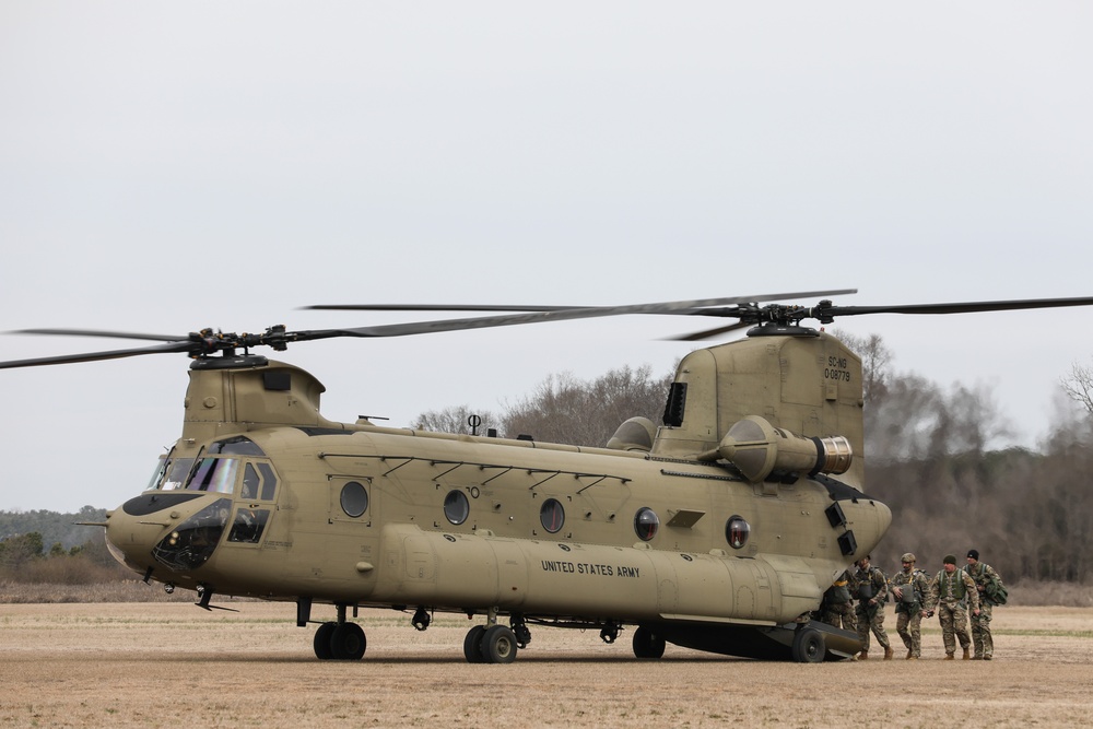 59th Aviation Troop Command Chinook supports special operations paratroopers