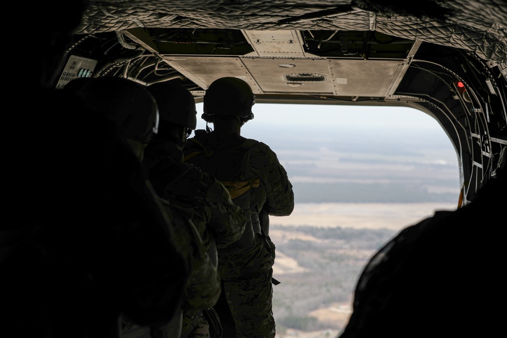 59th Aviation Troop Command Chinook supports special operations paratroopers