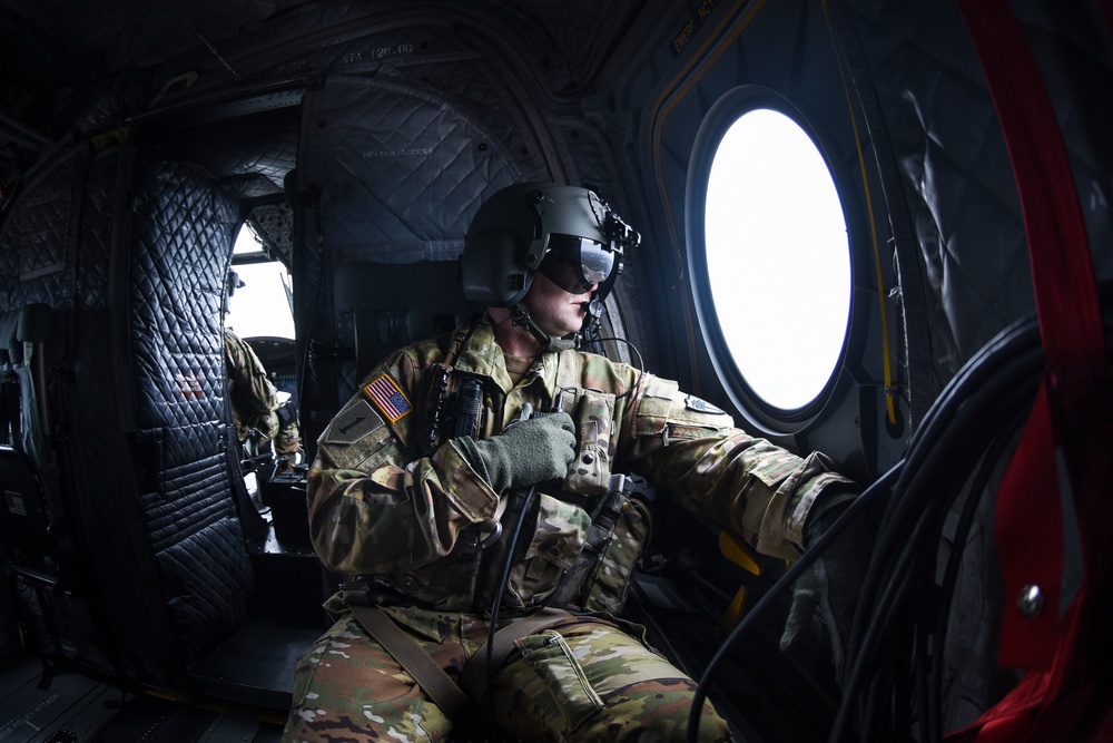 59th Aviation Troop Command Chinook supports special operations paratroopers