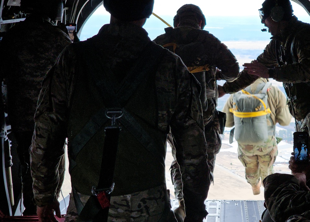 59th Aviation Troop Command Chinook supports special operations paratroopers