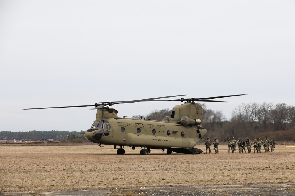 59th Aviation Troop Command Chinook supports special operations paratroopers