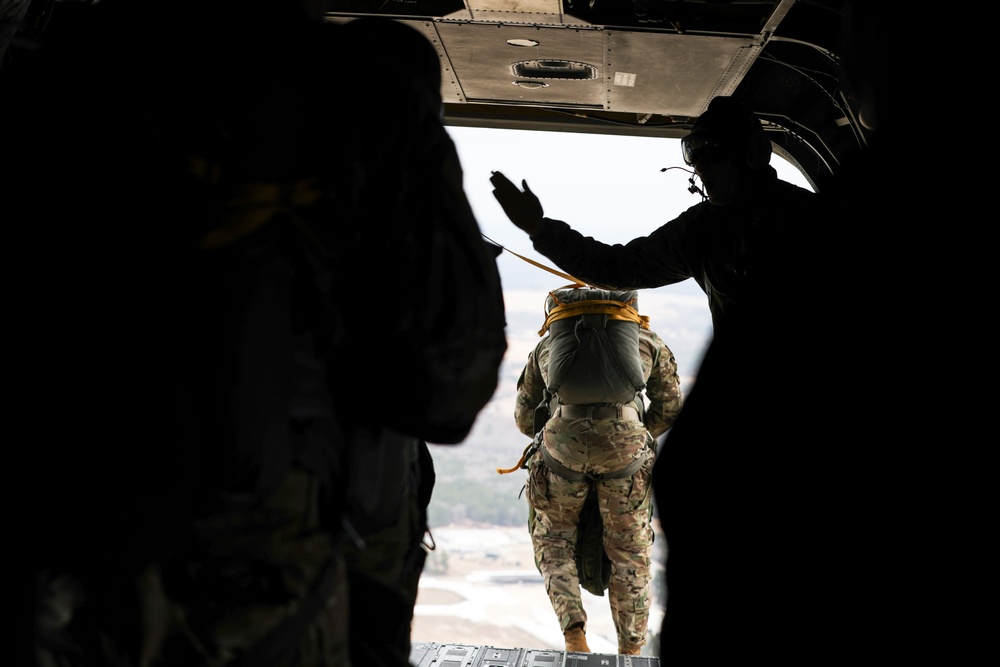59th Aviation Troop Command Chinook supports special operations paratroopers