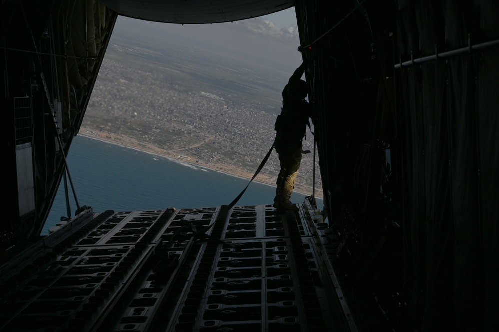 AFCENT Continues Airdrops of Humanitarian Aid to Gaza