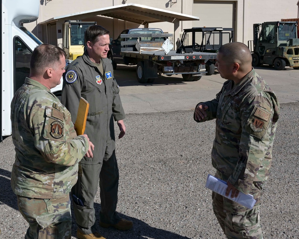 Maj. Gen. Lyons visits Davis-Monthan