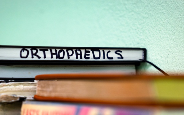 USAF orthopedic surgeon conducts consultations in St. Vincent hospital