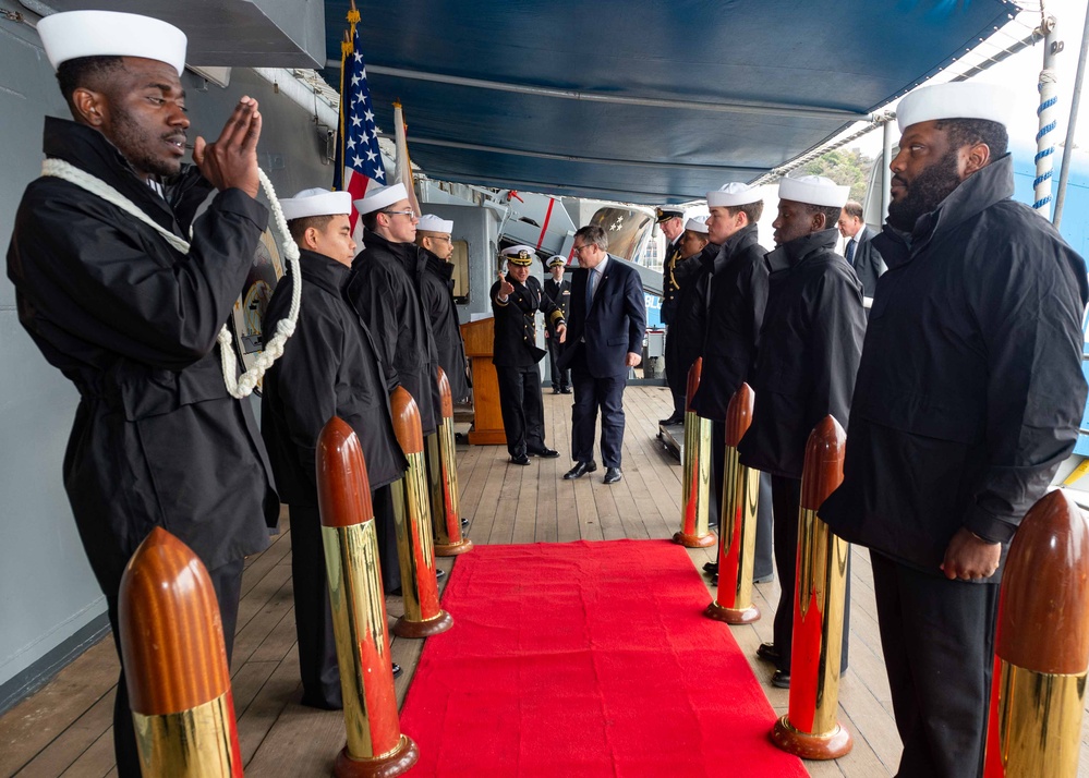 UK Delegation Visits USS Blue Ridge