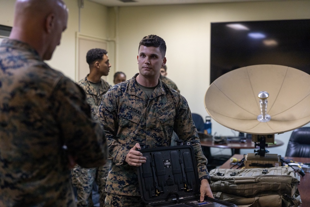 MARFORPAC deputy commander visits 1st MAW