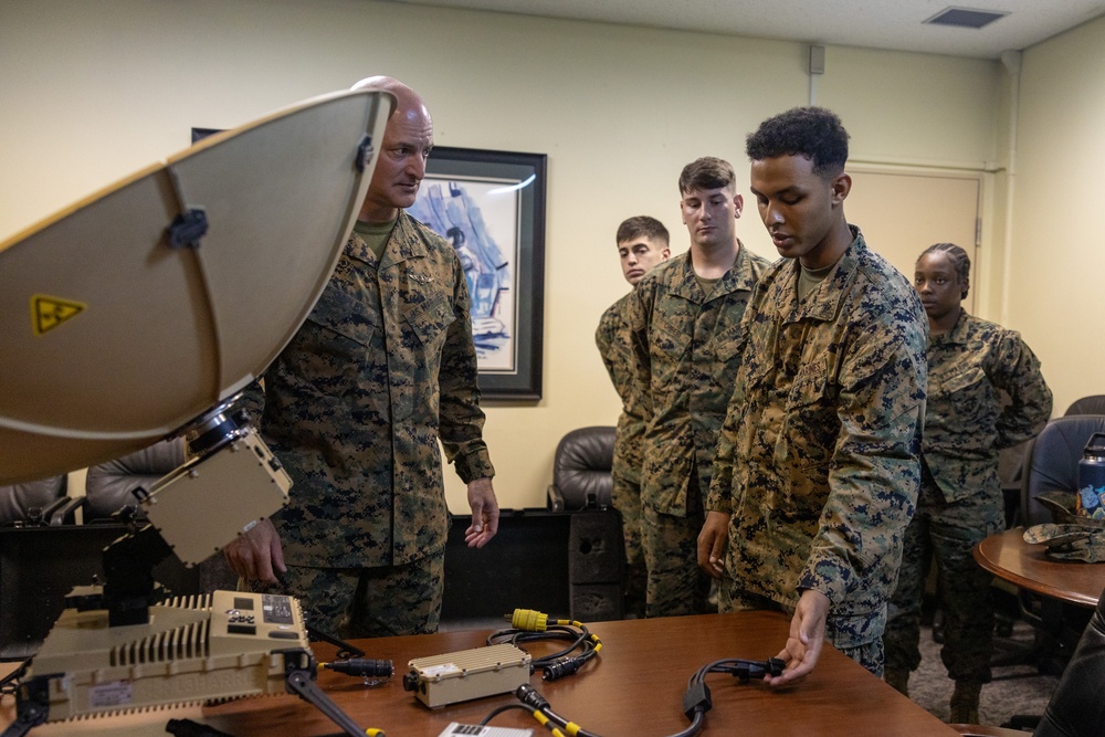 MARFORPAC deputy commander visits 1st MAW