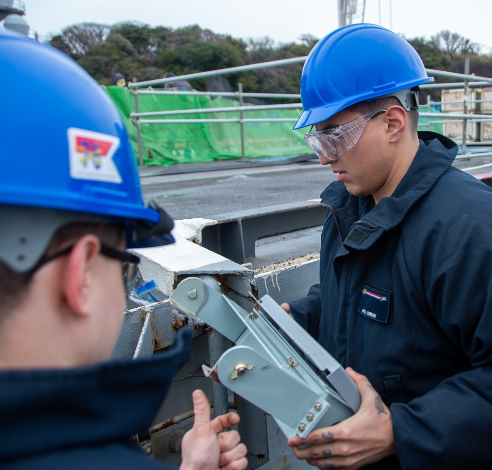 USS Ronald Reagan (CVN 76) Sailors install a repeater panel