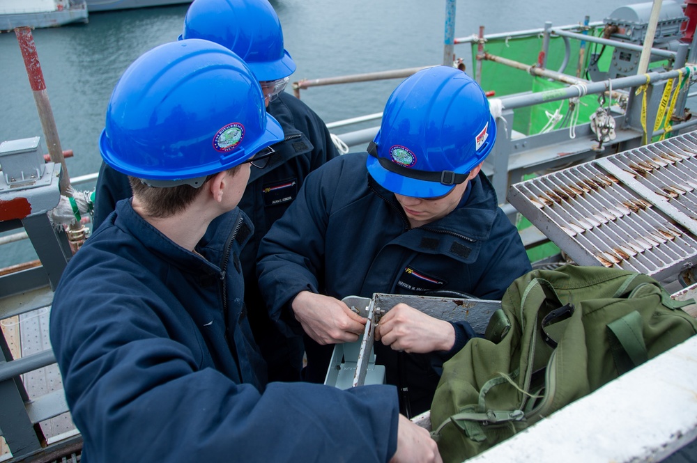 USS Ronald Reagan (CVN 76) Sailors install a repeater panel