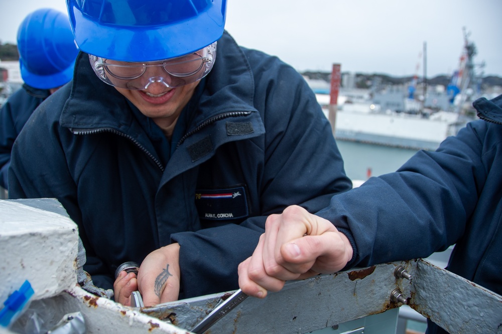 USS Ronald Reagan (CVN 76) Sailors install a repeater panel