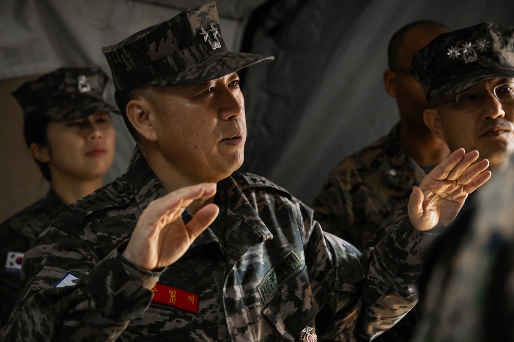 U.S., Korean leaders inspect combined command post during Freedom Shield 24