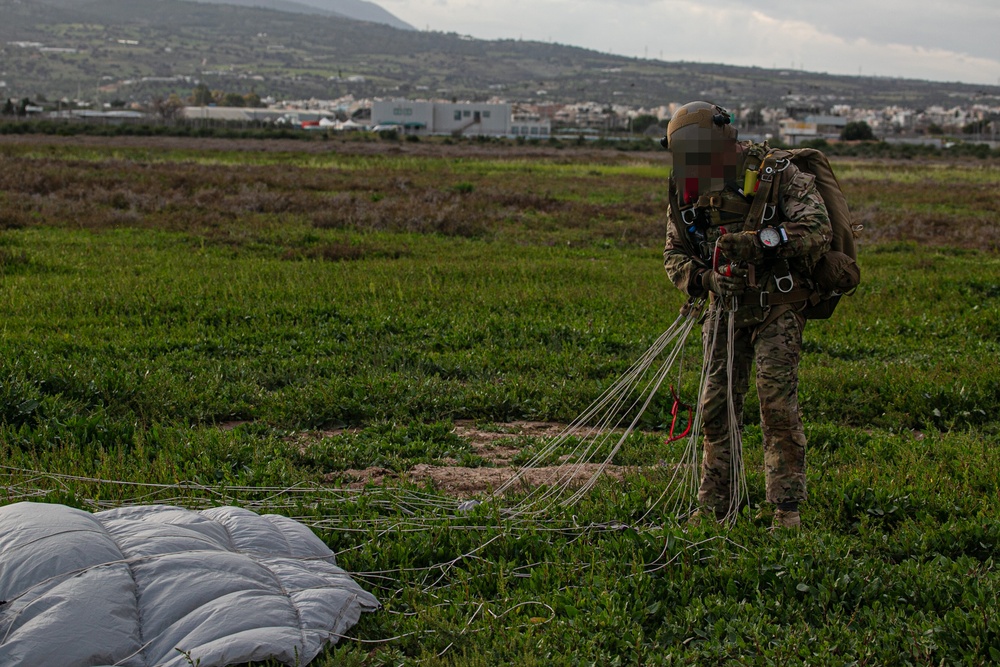 Green Beret recovers parachute