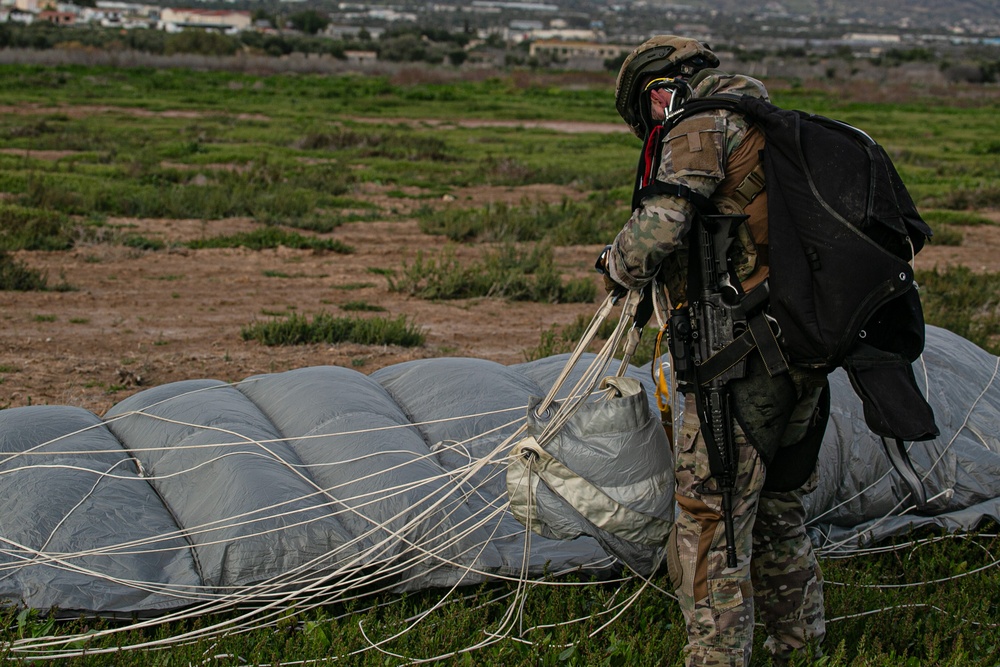 Greek soldier recovers parachute