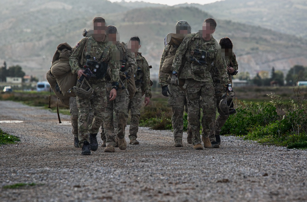 Green Berets return to base after joint military free fall jump