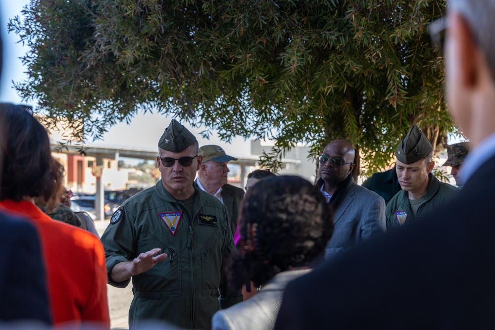 I MEF Commanding General Briefs at APEX Presentation