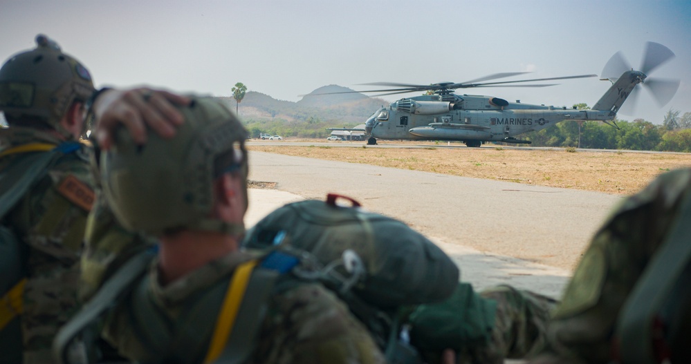 EODMU5 Royal Thai Navy EOD Static Line and Free Fall Jump