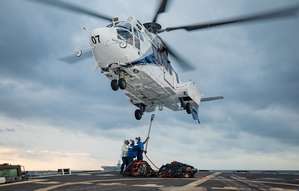 USS Gravely (DDG 107) Conducts VERTREP with USNS Alan Shepard