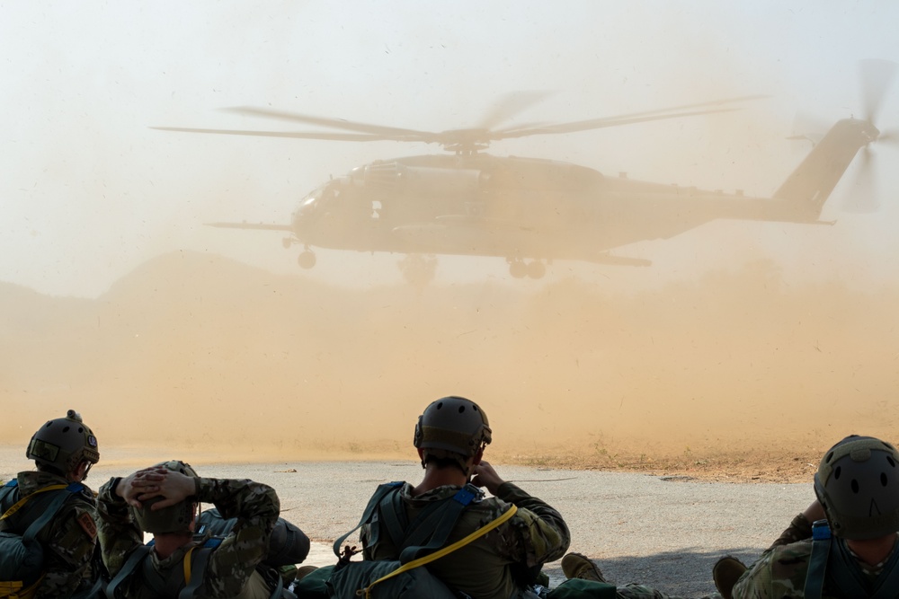 U.S. Navy EOD, Royal Thai Navy EOD Perform Static Line and Freefall Jumps