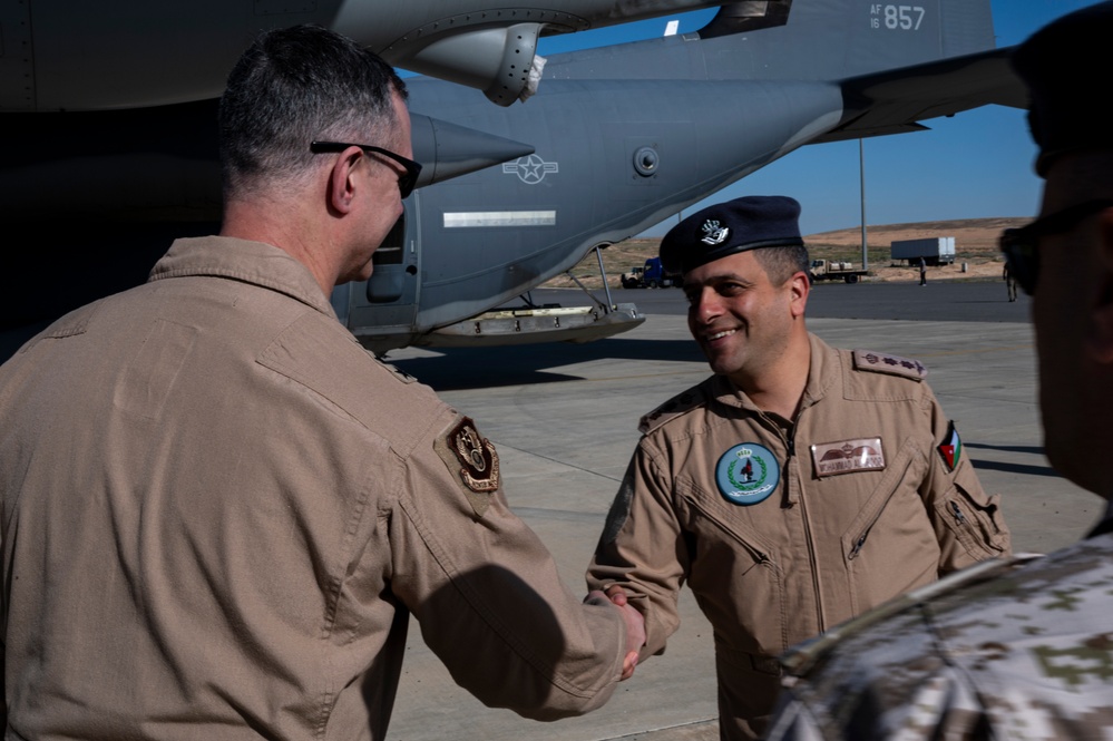 AFCENT Commander Meets With Royal Jordanian Air Force Counterparts Before Humanitarian Airdrop