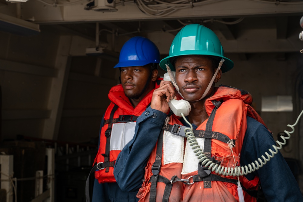 Somerset Conducts RAS with USNS Carl Brashear