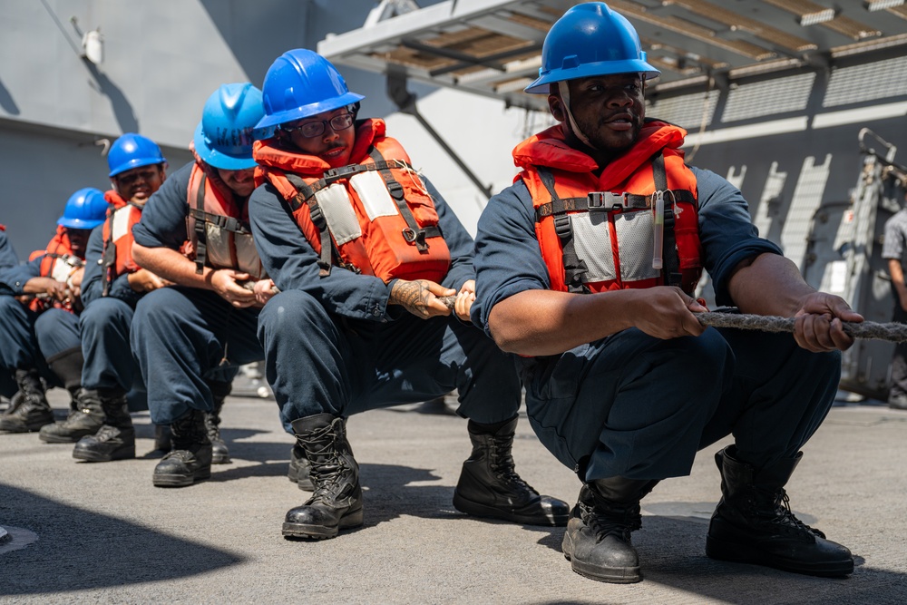 Somerset Conducts RAS with USNS Carl Brashear