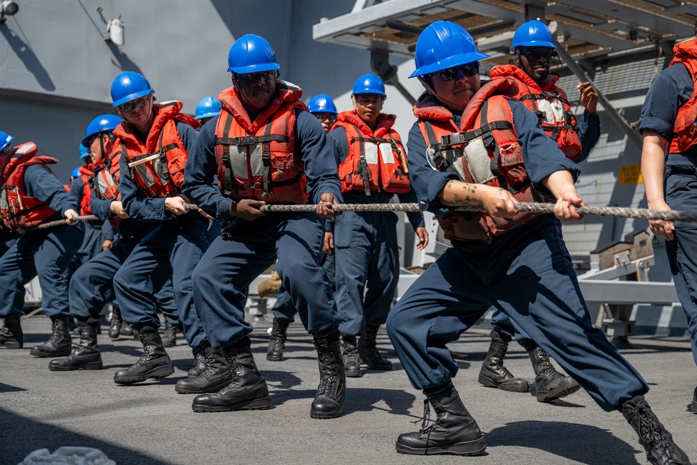 Somerset Conducts RAS with USNS Carl Brashear