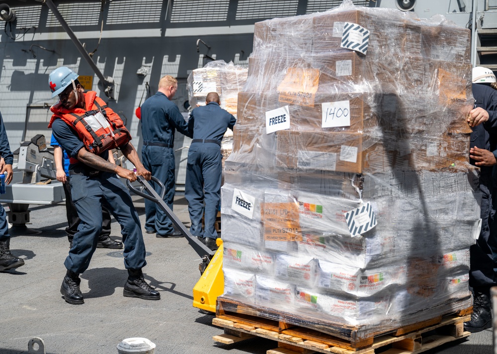 Somerset Conducts RAS with USNS Carl Brashear
