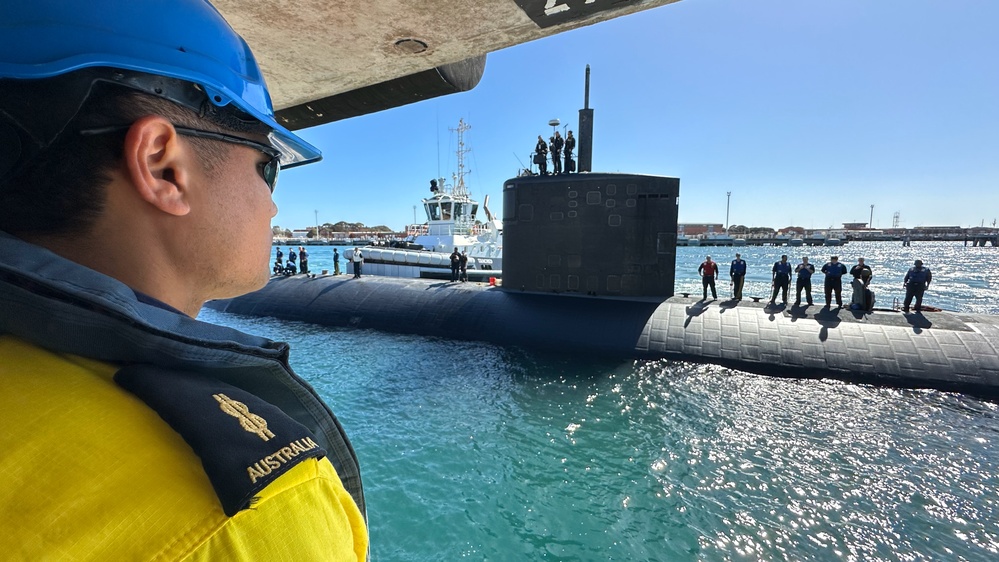 USS Annapolis visits HMAS Stirling