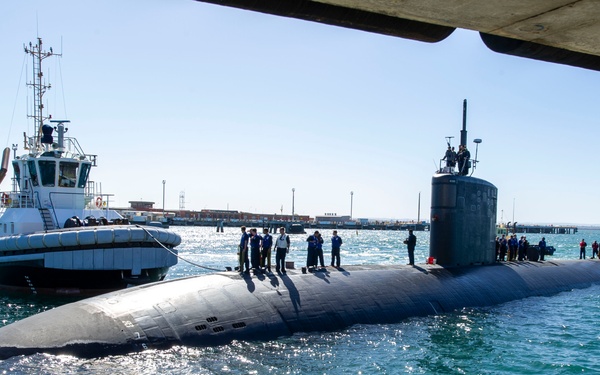 USS Annapolis visits HMAS Stirling
