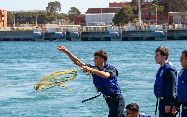 USS Annapolis visits HMAS Stirling