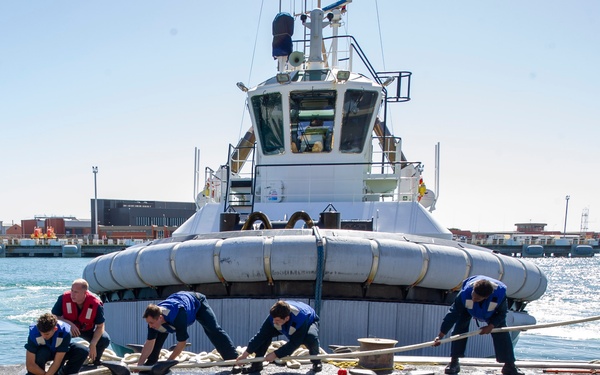 USS Annapolis visits HMAS Stirling