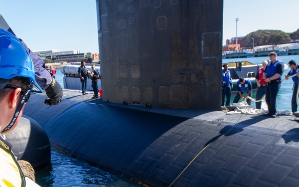 USS Annapolis visits HMAS Stirling