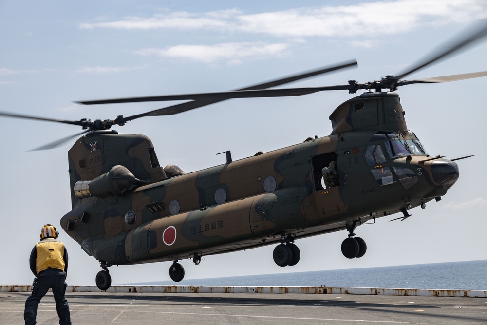Iron Fist 24: JGSDF Pilots Land on USS Green Bay