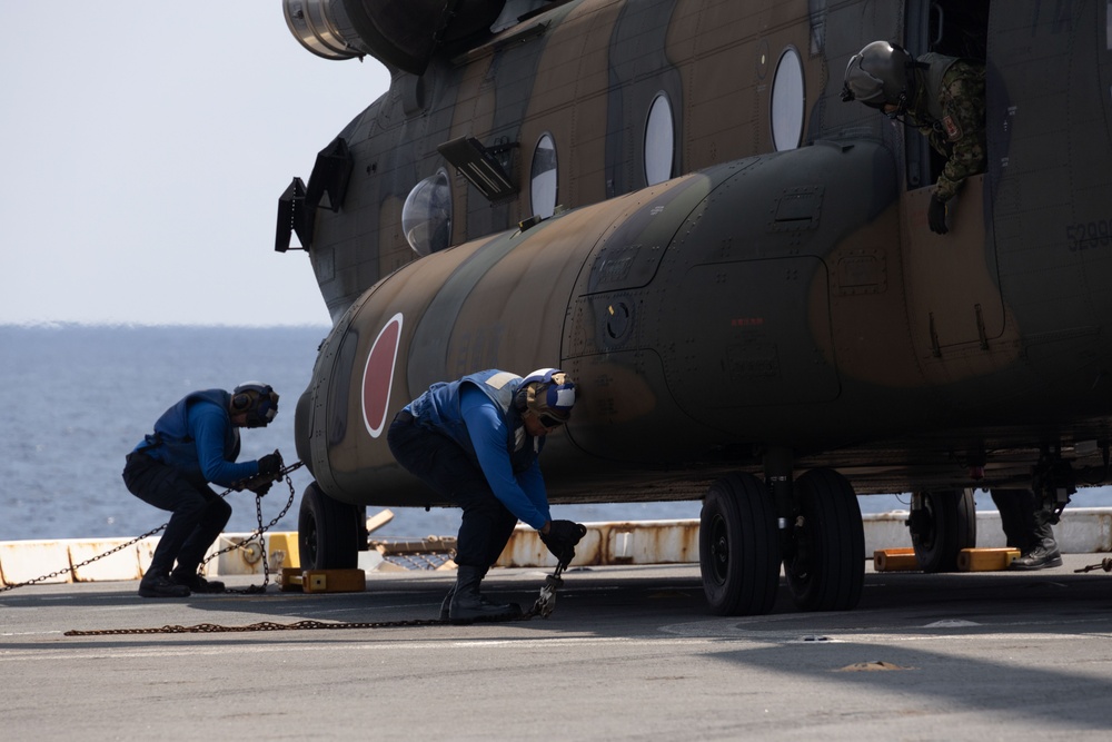 Iron Fist 24: JGSDF Pilots Land on USS Green Bay