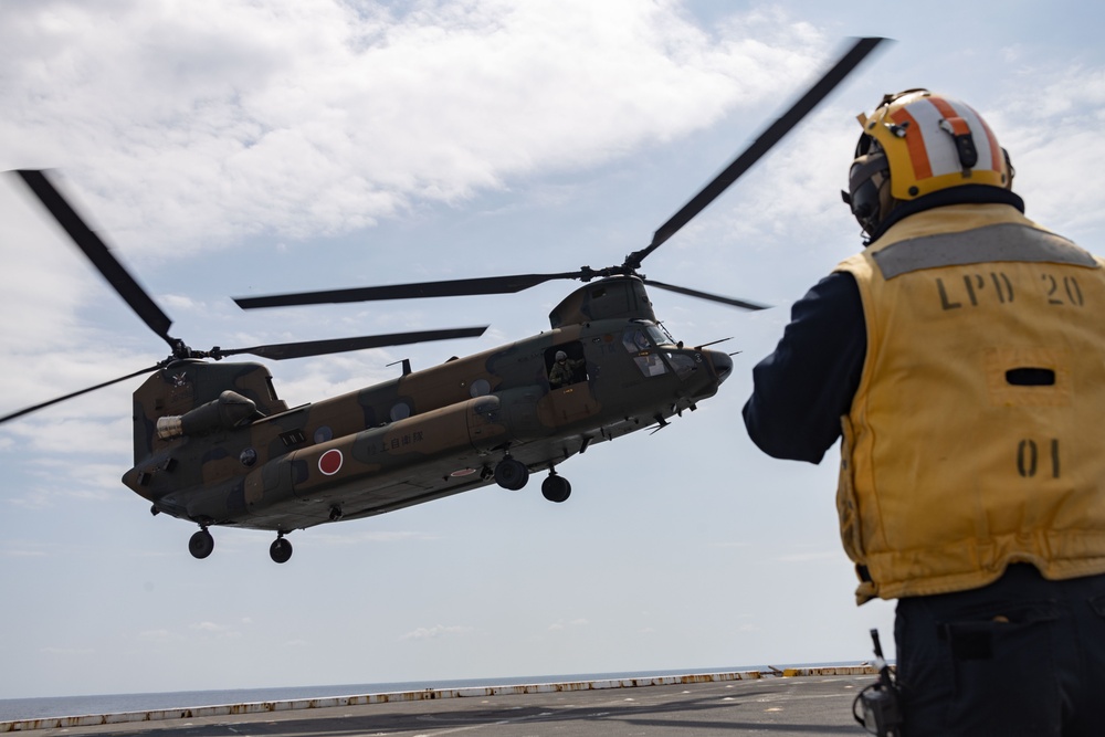 Iron Fist 24: JGSDF Pilots Land on USS Green Bay