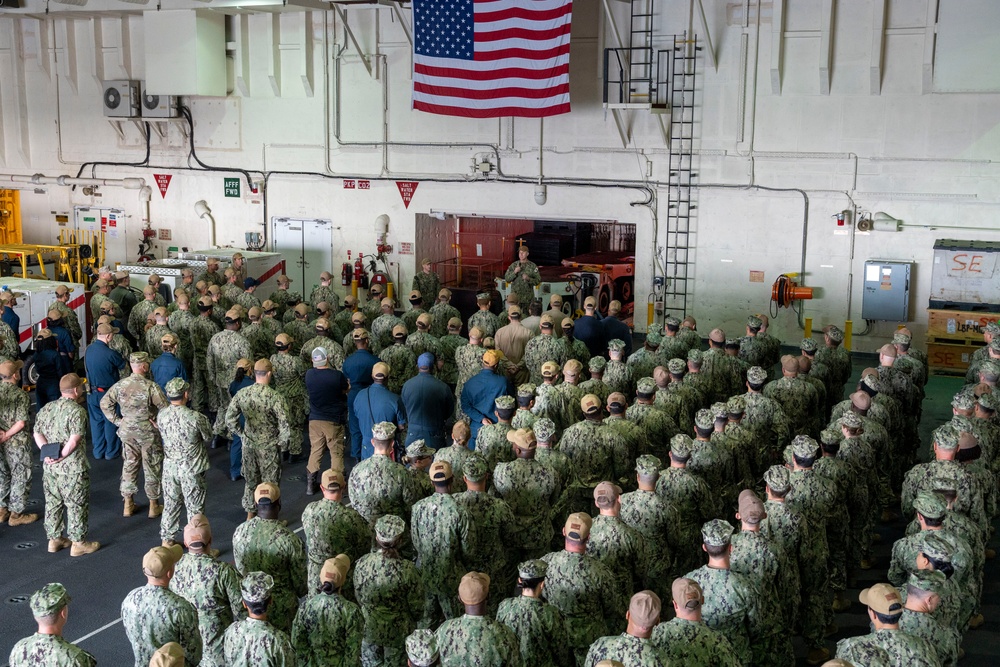 5th Fleet Commander visits the USS Lewis B. Puller