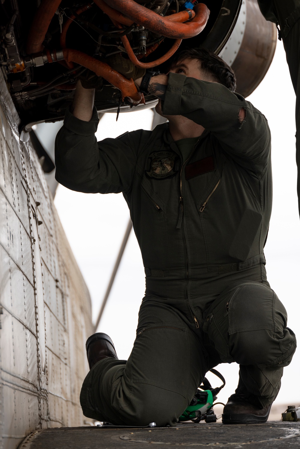 HMH-462 Conducts Post-Flight Maintenance